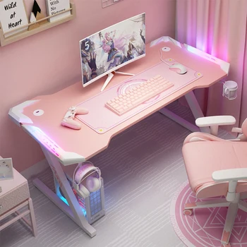 Розово масичка с серпантином, настолен компютър часа, семеен котва, красиво момиче, игри на маса, комбинация, солидна маса от висок клас
